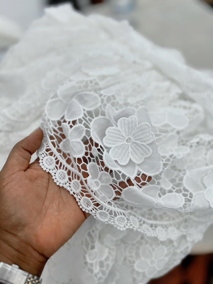 Dentelle blanche sélectionnée pour une création Wax.by.Mona