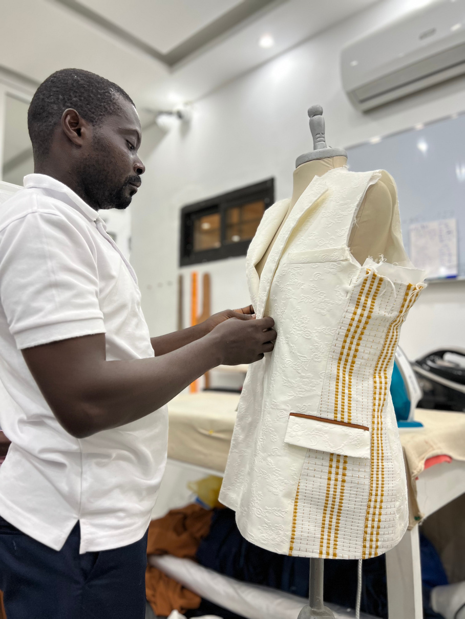 Ajustement d’une veste sur mannequin dans l’atelier Wax.by.Mona