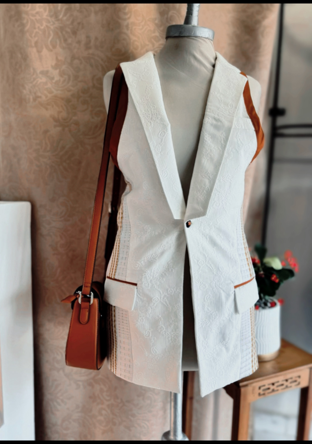 Gilet ivoire Wax.by.Mona présenté sur mannequin dans la boutique