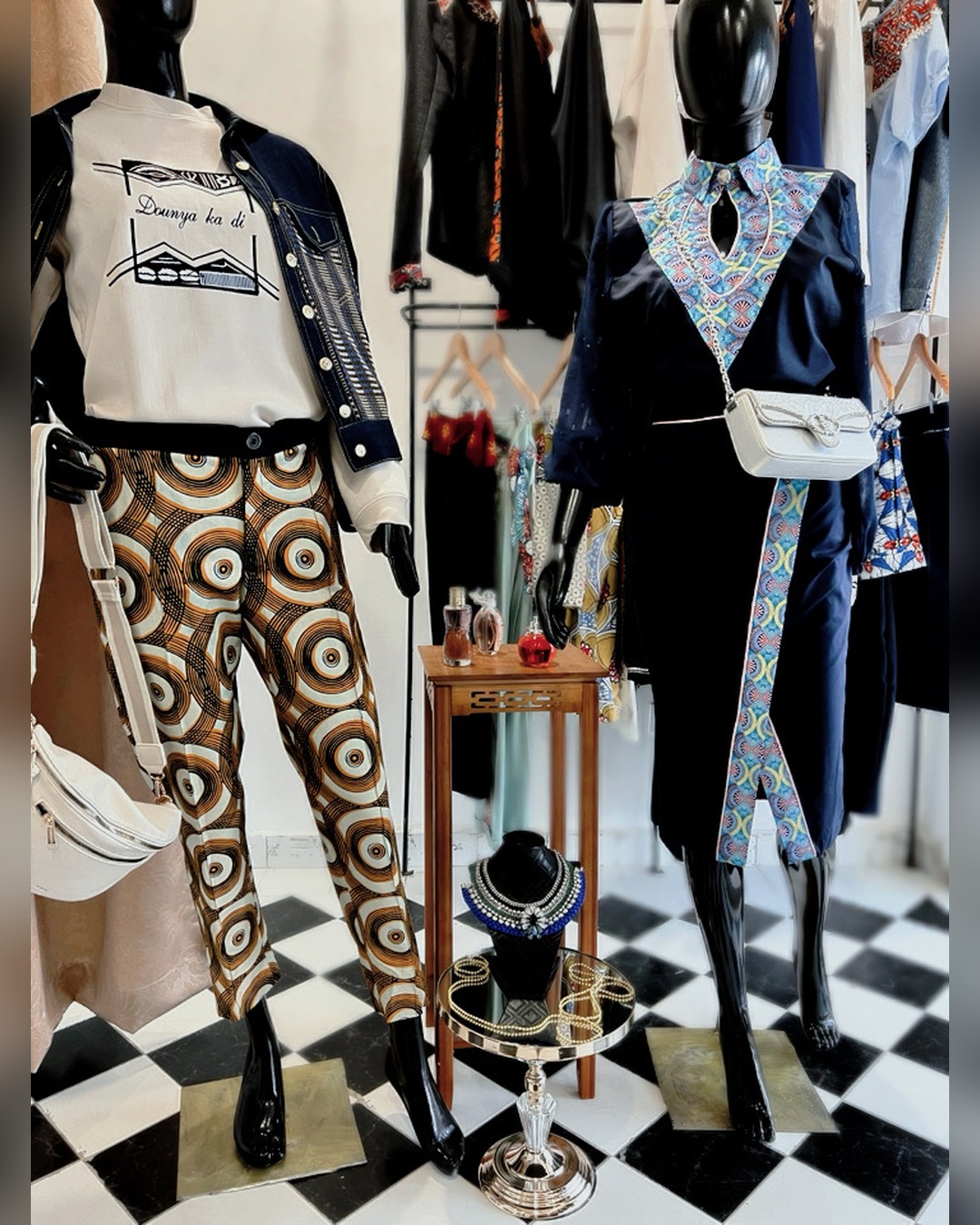 Silhouettes Wax.by.Mona mises en scène dans la boutique d’Abidjan