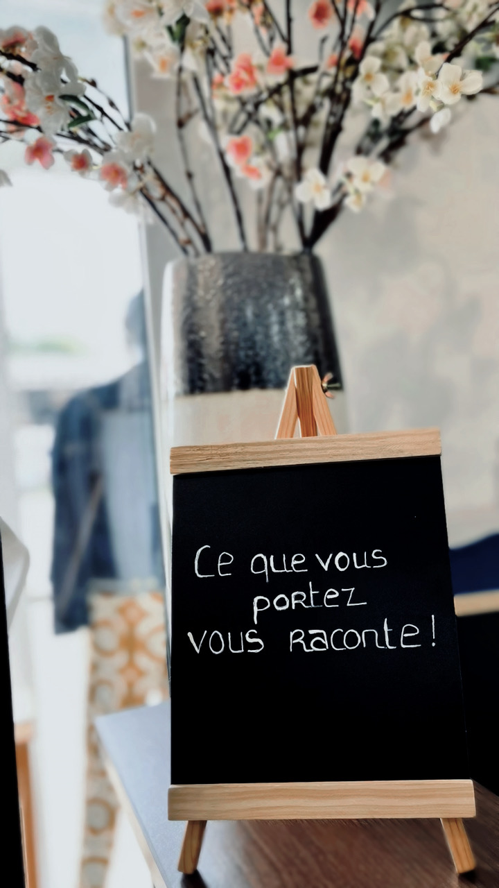 Écriteau Ce que vous portez vous raconte dans la boutique Wax.by.Mona