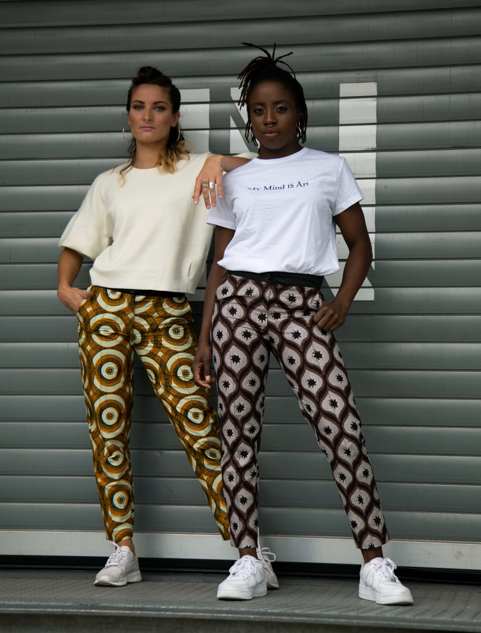 Deux femmes portant des pantalons imprimés et des hauts épurés Wax.by.Mona