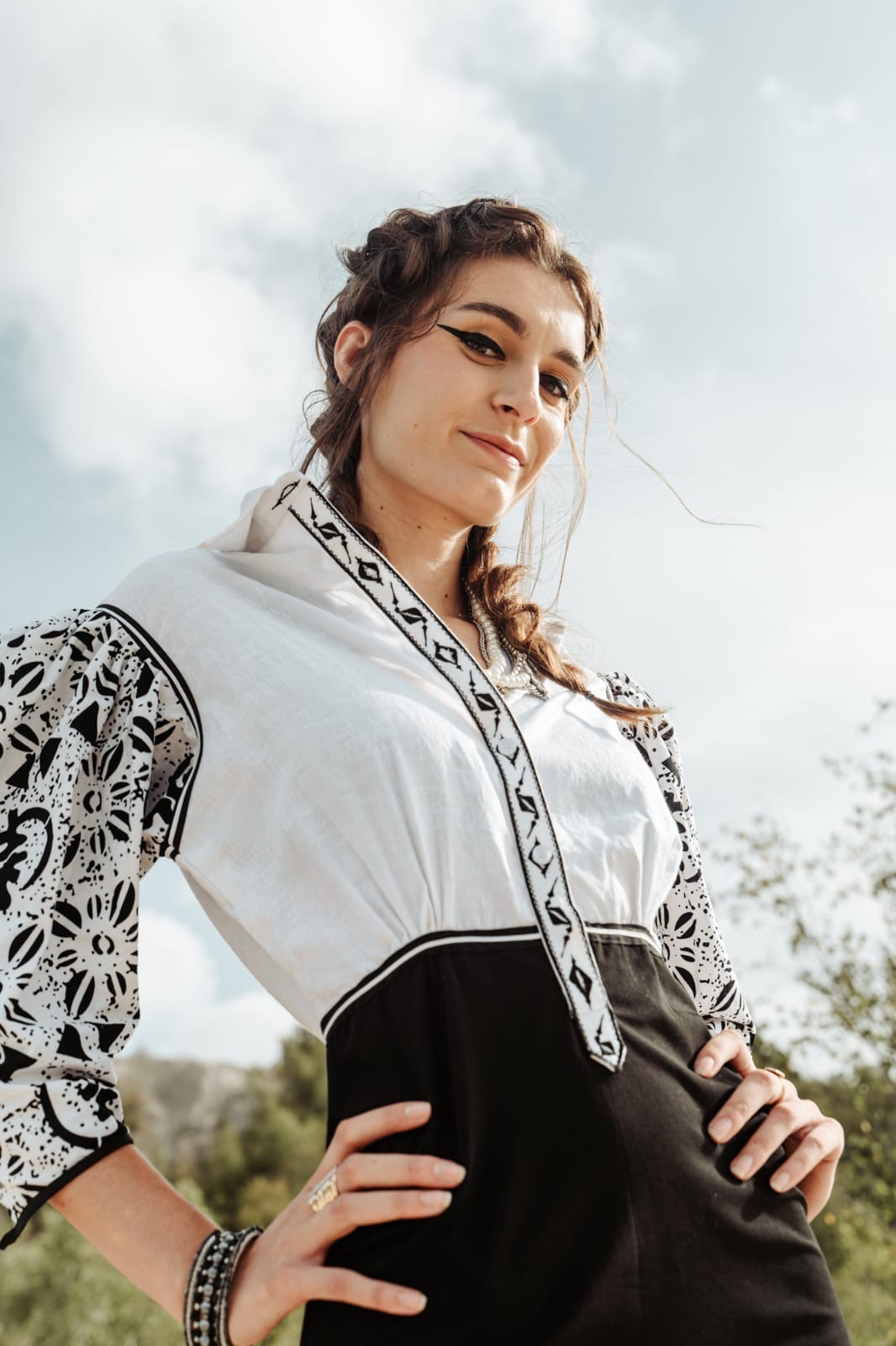 Chemise ivoire et noire aux manches graphiques et lavallière brodée, collection Fusion