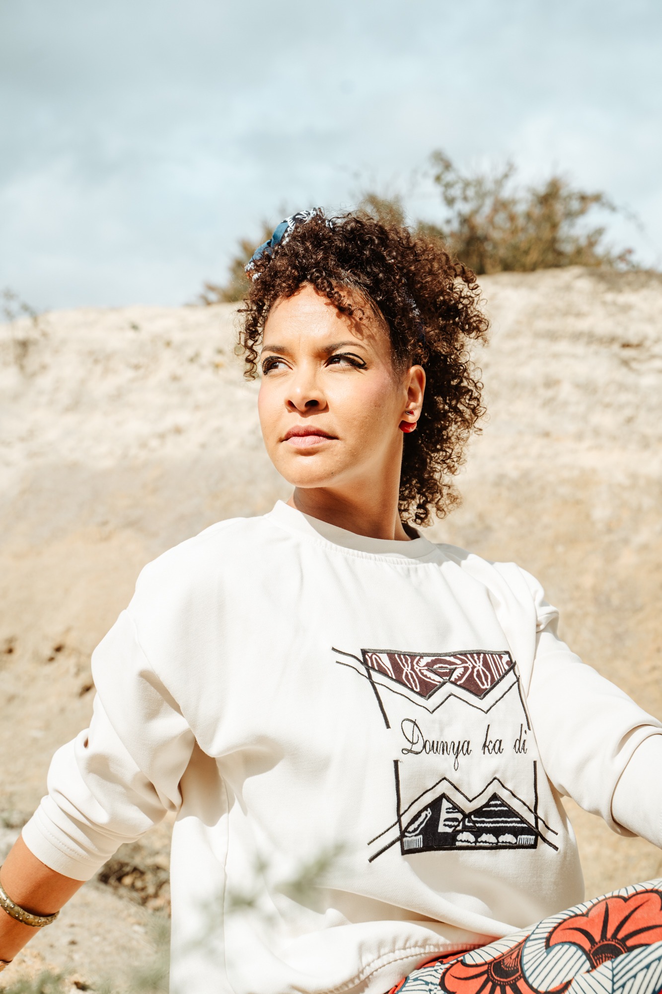 Portrait en sweat ivoire brodé Doumya ka di, collection Fusion