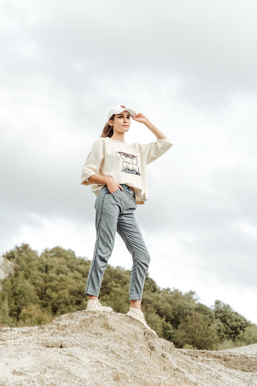 Silhouette en sweat ivoire, pantalon gris et casquette, collection Fusion