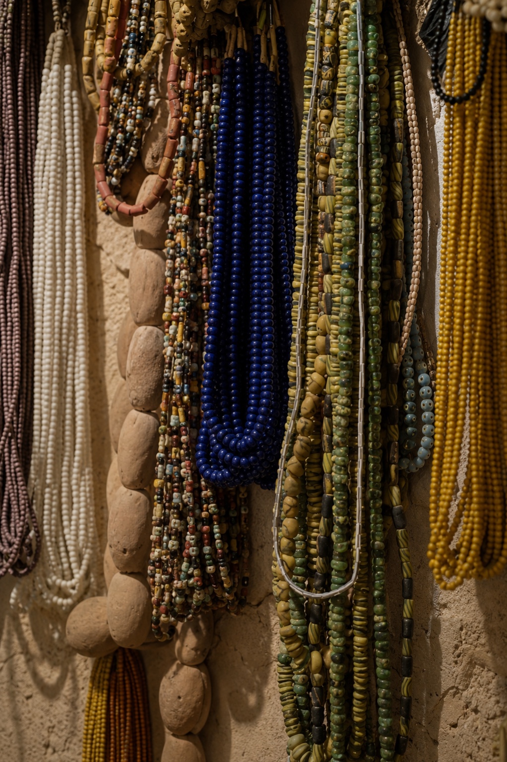 Sélection de perles ivoire, indigo, vertes et ocre dans l’univers Wax.by.Mona