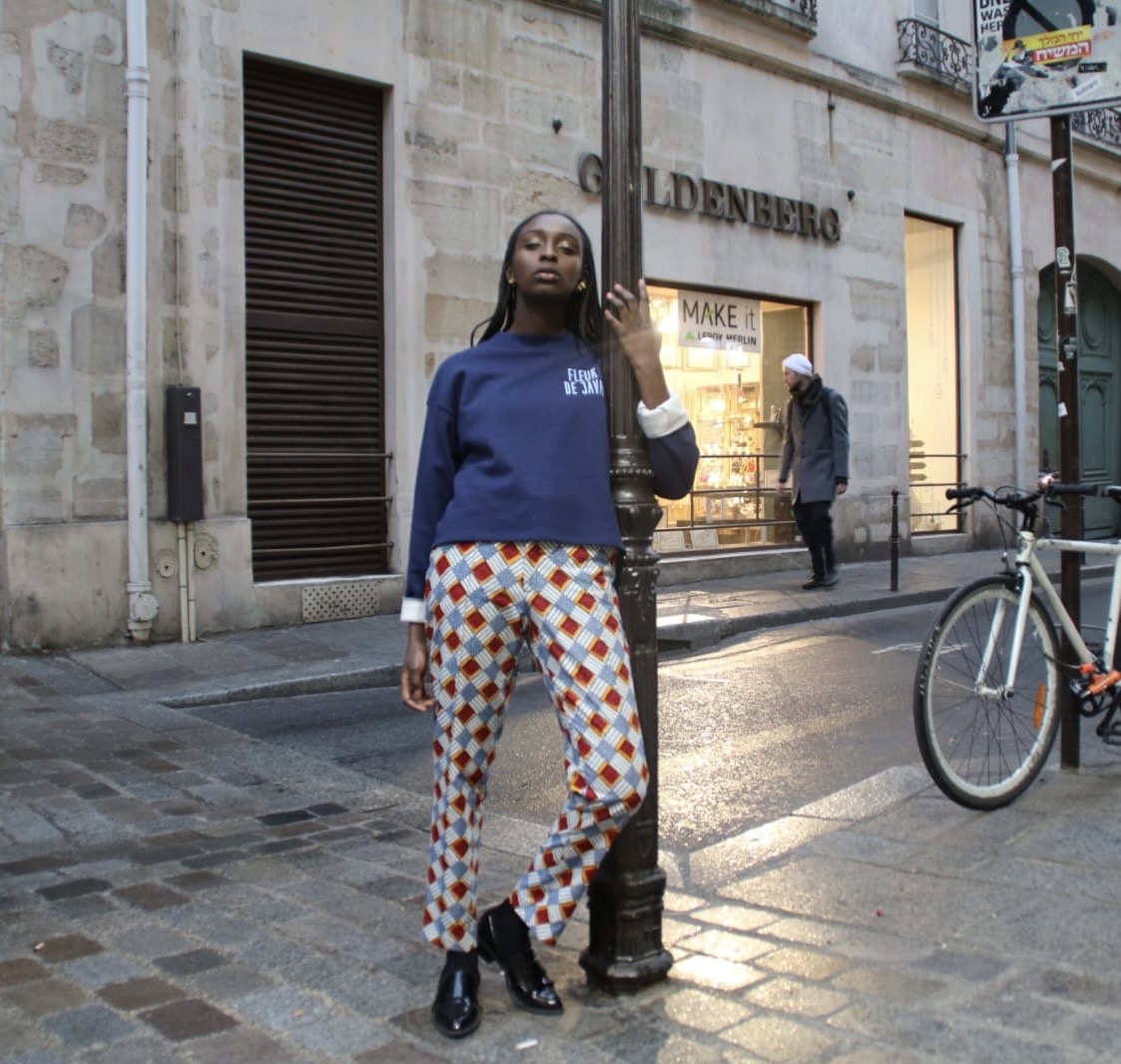 Femme portant un pantalon à carreaux Wax.by.Mona en ville