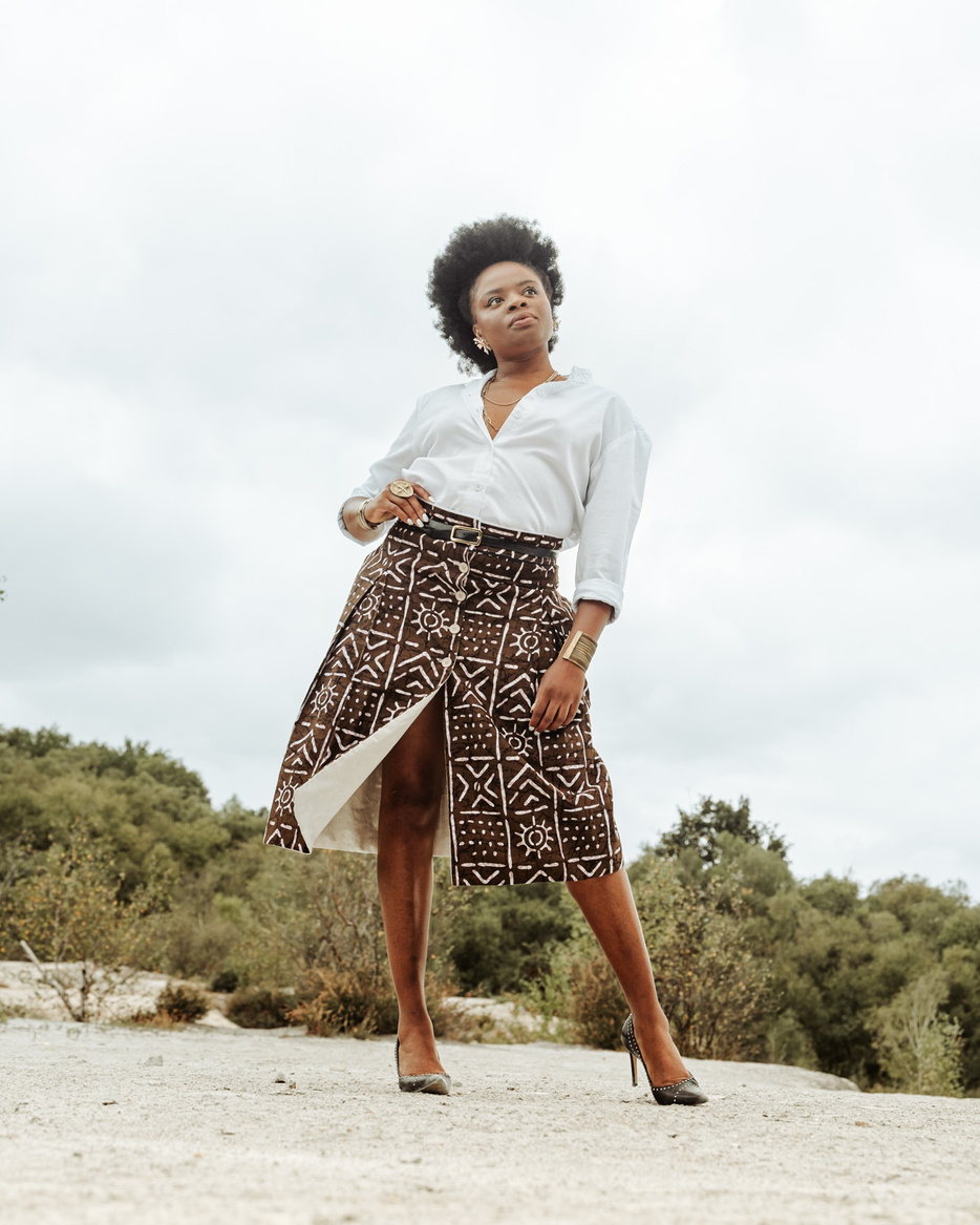 Mona Garaud portant une chemise blanche et une jupe en bogolan Wax.by.Mona